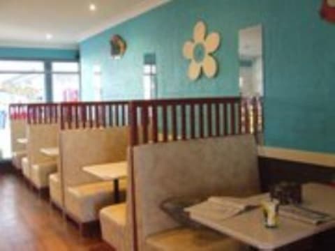 CAFE/TAKEAWAY - seating for 20 + another 50 alfresco.