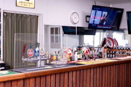 ONE OF THE CHEAPEST PUBS IN VICTORIA - 121HF