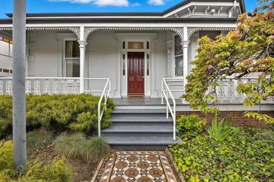 Prime Location Residence with Income or 3 BnB lets (stca) or Health Professional Rooms