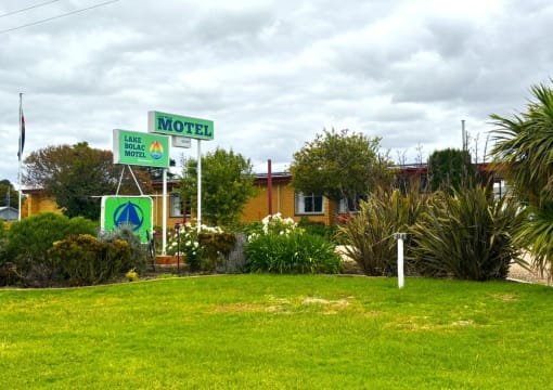FREEHOLD GOING CONCERN - Lake Bolac Motel - 1P0565