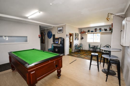 Authentic Country Hotel with 3 GMEs - South Hay Hotel