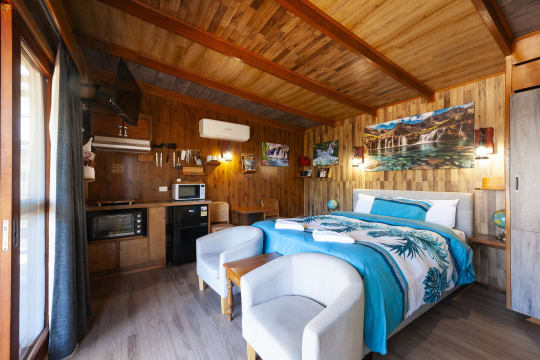 FREEHOLD - Vendor Terms Available - Golden Leaf Motel, Myrtleford VIC - 1P0584