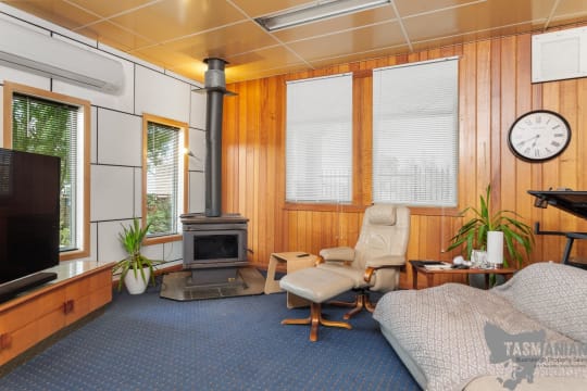 EXTRAORDINARY OPPORTUNITY RENOVATED 10 ROOM HOTEL & RESTAURANT, BAR & BOTTLESHOP