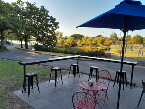 Busy Lakeside Cafe in a Popular Tourist Location – Ararat, Victoria