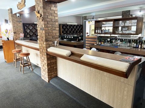 STRONG TRADER, SOLID PROFITS, NEWELL AND STURT HIGHWAYS - 985MF