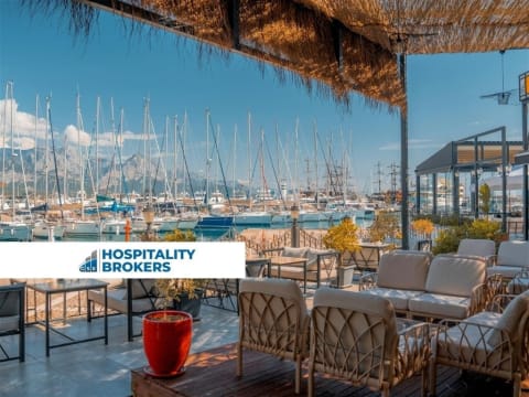 ABSOLUTE PORT STEPHENS MARINA FRONTAGE - PROFITABLE CAFE