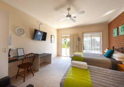 FREEHOLD - Motel Views Yackandandah VIC - 1P0373