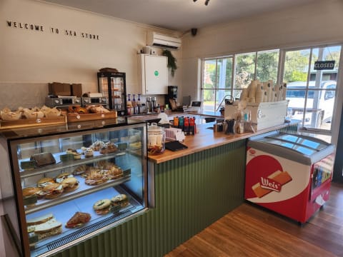 PRICE DROP! Get in for summer! WIWO Newly renovated Cafe RYE Mornington Peninsula