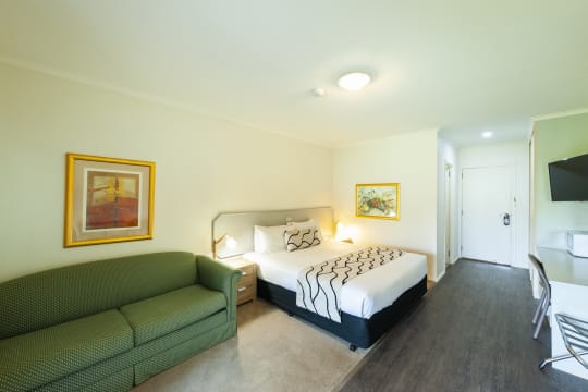 LEASEHOLD - Country Club Motor Inn, Deniliquin NSW - 1P0590