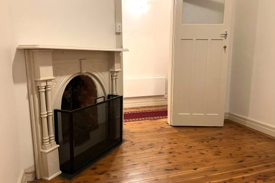 FREEHOLD - Whorouly Hotel, VIC - 1P0573