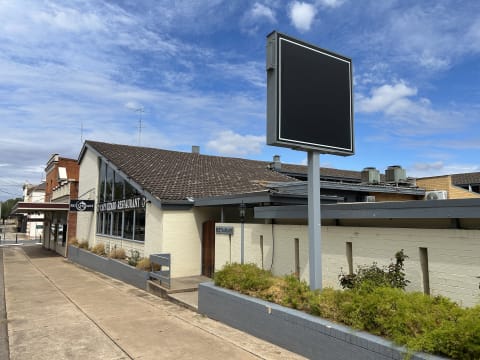 STRONG TRADER, SOLID PROFITS, NEWELL AND STURT HIGHWAYS - 985MF