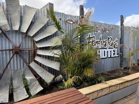 Flinders Rest Hotel - Main Highway 1 location - Freehold & Business