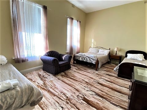 Commercial Hotel in Morgan - Lease