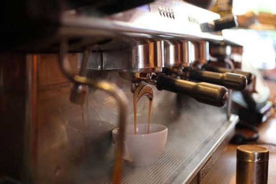 LONG RUNNING BUSY CAFE AT THE TOP POSITION IN GLEN HUNTLY