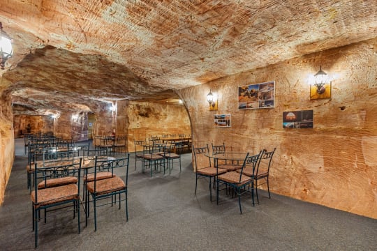 MULTI-AWARD WINNING UNDERGROUND MOTEL IN COOBER PEDY | Resort Brokers ID : FH009333