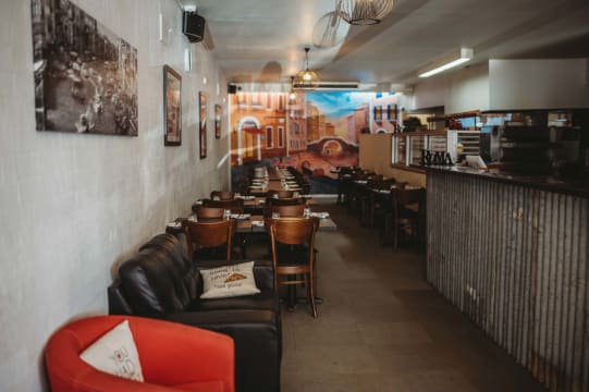 Thriving Pizza Restaurant & Takeaway - Prime Echuca Location
