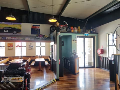 National Restaurant Franchise Opportunity. Excellent Net Profit Estabishment.