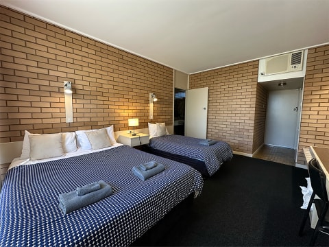 SOME FLY 14,000 KMS TO BE IN MILLICENT, SA - 2564ML