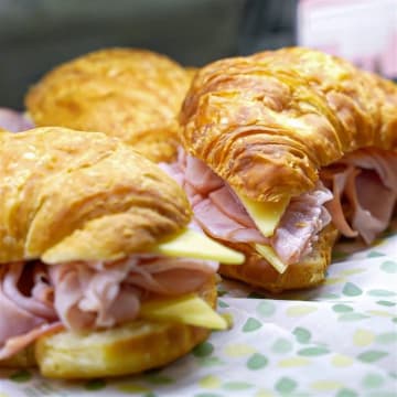 CHARMING ESTABLISHED CAFE FOR SALE