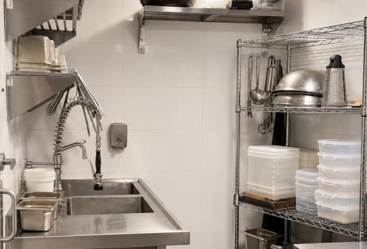 Food Court Chicken Takeaway – Sydney CBD, NSW