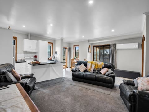 Road House General Store LPO Freehold 3BR Home Block size 2668m2, T/O FY25 $1.5mill+