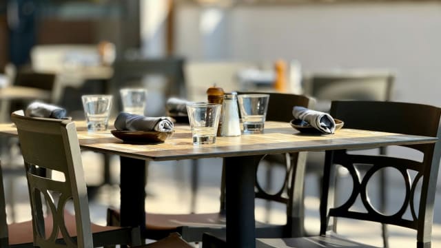 CAFE / RESTAURANT / BAR
