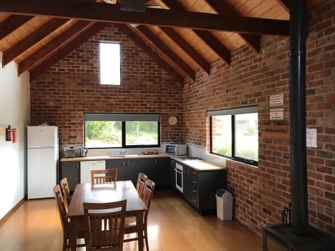 HOLIDAY COTTAGES, COASTAL, MOTEL