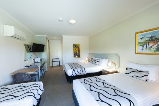 LEASEHOLD - Country Club Motor Inn, Deniliquin NSW - 1P0590