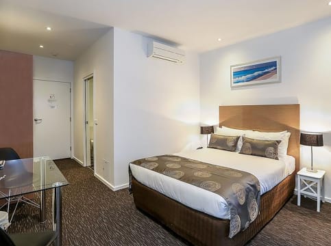 PRESTIGE LOCATION AND ACCOMODATION IN THRIVING VICTORIA’S SECOND LARGEST CITY - 2876MF