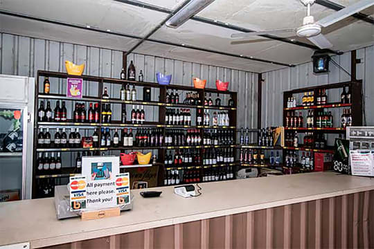 ONE OF THE CHEAPEST PUBS IN VICTORIA - 121HF