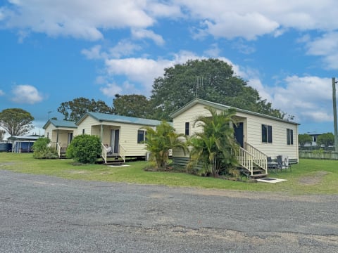REGIONAL CARAVAN PARK LEASE OPPORTUNITY | Resort Brokers ID : LH009114
