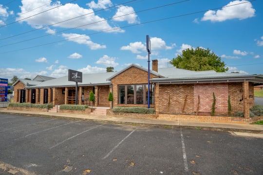 RARE FREEHOLD HOSPITALITY OPPORTUNITY IN ORANGE’S GROWING EASTERN CORRIDOR - 153HF