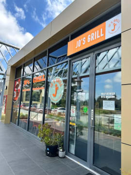 CAFE RESTAURANT - LICENSED & FULLY FITTED.  SEATING 50.  RENT $800PW.   BARGAIN $90,000 NEG