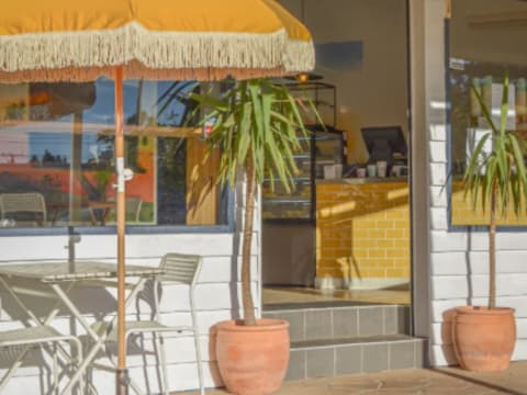 Sunday’s Coffee House, Walk-In, Walk-Out, Rocklea
