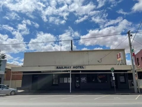 FREEHOLD PUB WITH ADDITIONAL OPTIONS (ACCOMMODATION/RESIDENCE/CAFE)