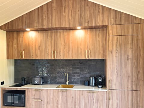 LUXURY TOURISM RETREAT & LIFESTYLE PROPERTY | APPROVED EXPANSION | TASMANIA