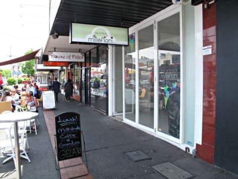 ICE CREAM / GELATERIA IN PRIME LOCATION.  LONG LEASE WITH TOP QUALITY FIT-OUT!