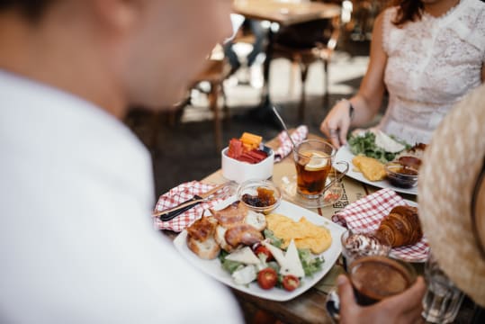 FULLY LICENSED BAR & RESTAURANT | WALKING DISTANCE TO LUNA PARK | NEXT TO MAJOR THEATRE