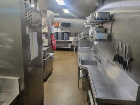 National Restaurant Franchise Opportunity. Excellent Net Profit Estabishment.