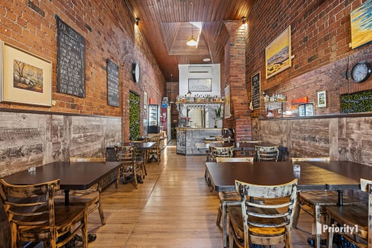 PROVEN HOSPITALITY BUSINESS IN HIGH-EXPOSURE LOCATION