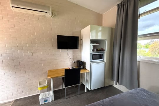 FREEHOLD GOING CONCERN - Lake Bolac Motel - 1P0565