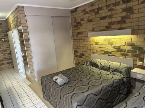 MODERN WESTERN QLD LEASEHOLD MOTEL OPPORTUNITY - 1941ML