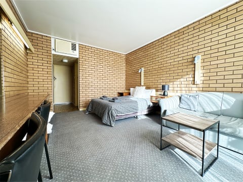 SOME FLY 14,000 KMS TO BE IN MILLICENT, SA - 2564ML