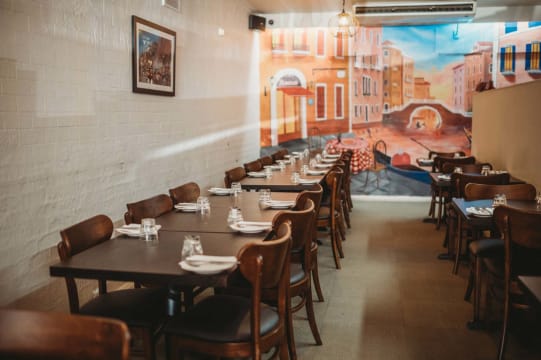 Thriving Pizza Restaurant & Takeaway - Prime Echuca Location