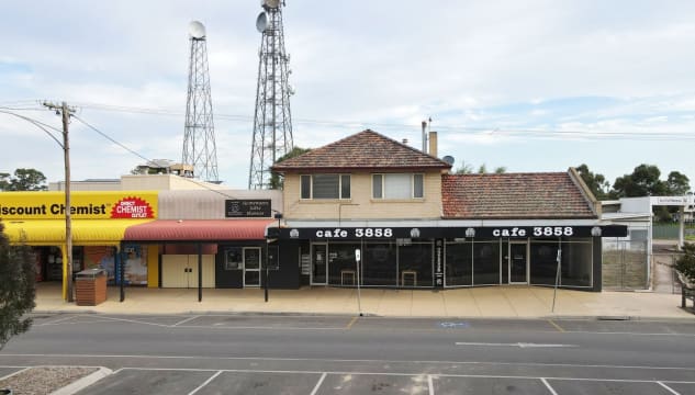 FULLY LICENSED CAFE, HEAVY TOURIST AREA IN HEYFIELD.