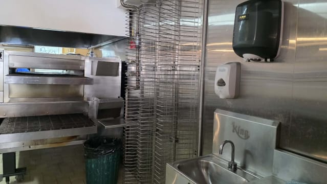 Thriving Pizza Restaurant & Takeaway - Prime Echuca Location