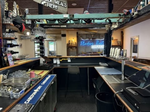 Flinders Rest Hotel - Main Highway 1 location - Freehold & Business