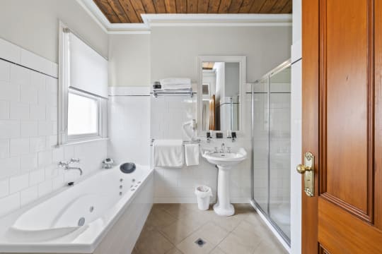 LEASEHOLD - Bull & Mouth Hotel Motel, Maryborough VIC - 1P0576