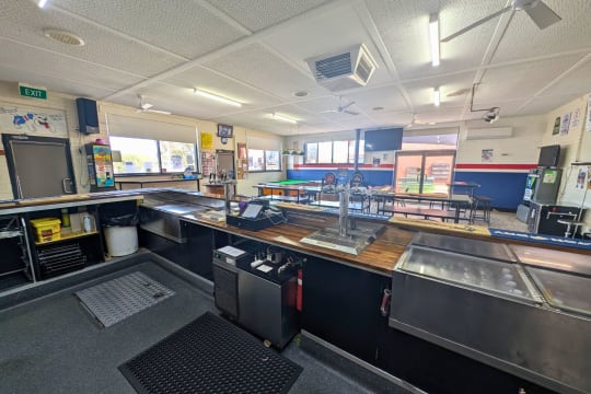 Murray River One Pub Town - Railway Hotel, Strathmerton Vic