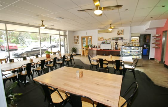 FULLY LICENSED CAFE, HEAVY TOURIST AREA IN HEYFIELD.